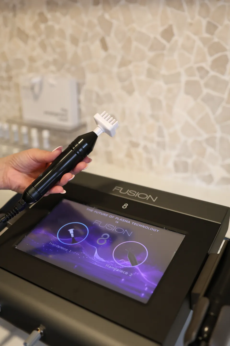 Fusion 8 handpiece with the scalp comb tip